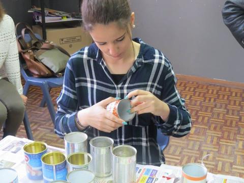 Preparação dos vasos feitos com latas e frascos reciclados que os alunos recolheram para o efeito.